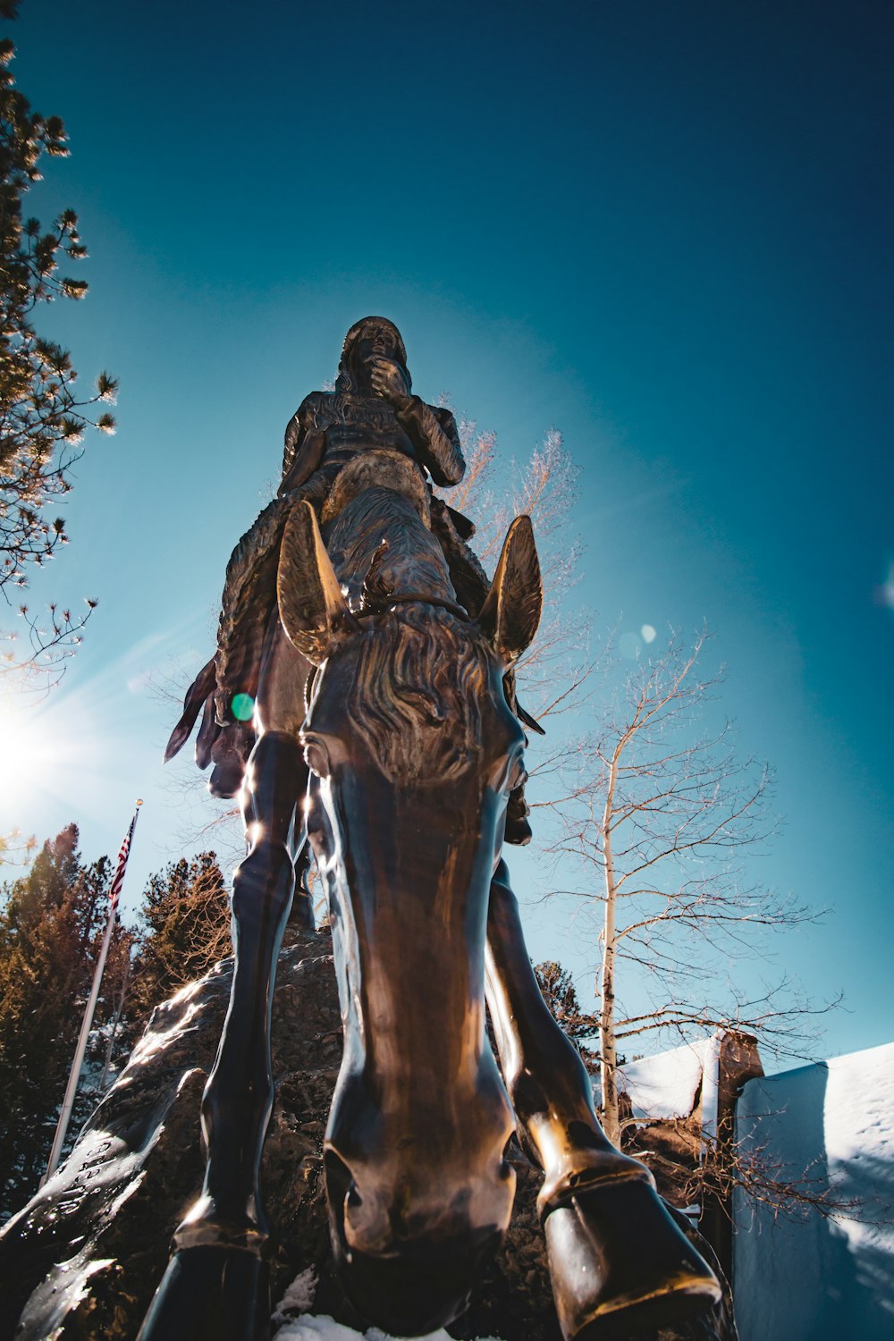 Eine Statue eines Mannes, der auf einem Pferd im Schnee reitet