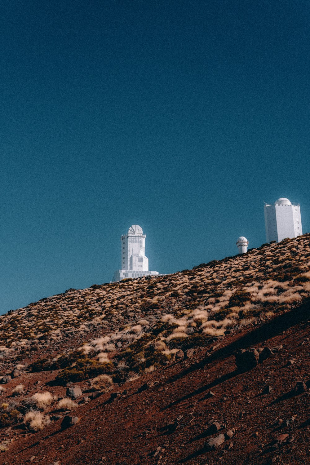 una colina que tiene algunos edificios en la parte superior