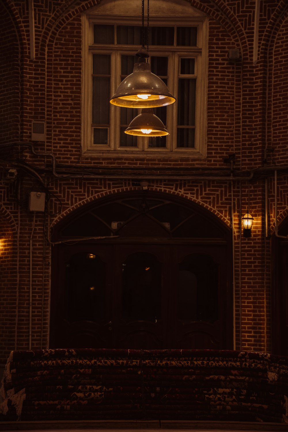uma luz pendurada no teto de um edifício