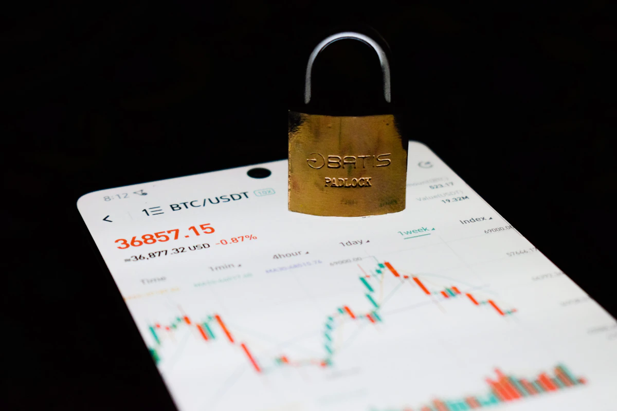 Un candado digital sobre un escudo, simbolizando la protección y privacidad de los datos corporativos dentro de los sistemas de IA.