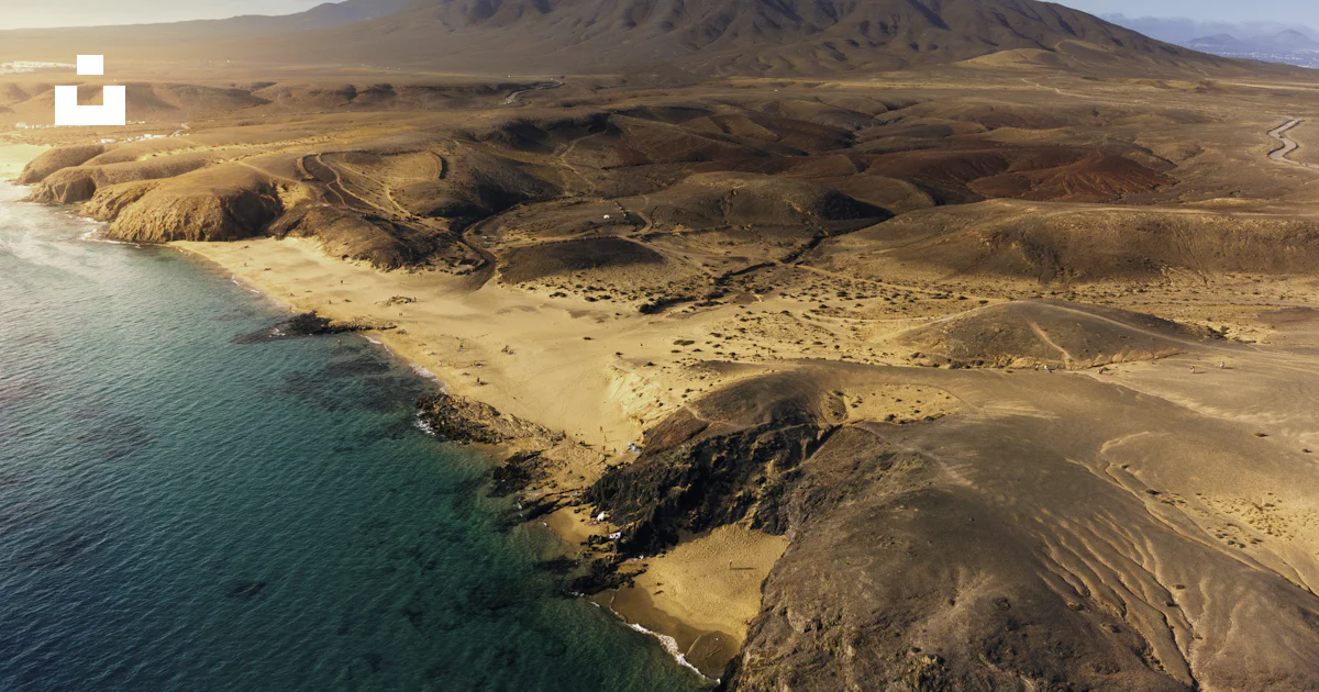 Foto Una Vista A rea De Una Playa Y Monta as Imagen Lanzarote Gratis foto-una-vista-a-rea-de-una-playa-y-monta-as-imagen-lanzarote-gratis