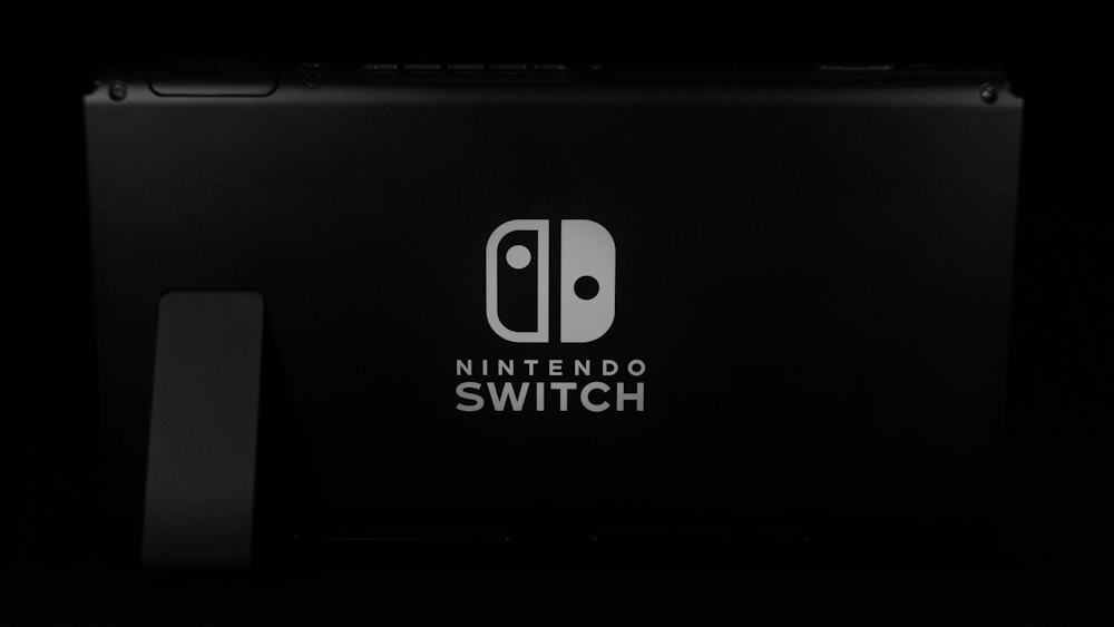 黒い背景にニンテンドースイッチのロゴ