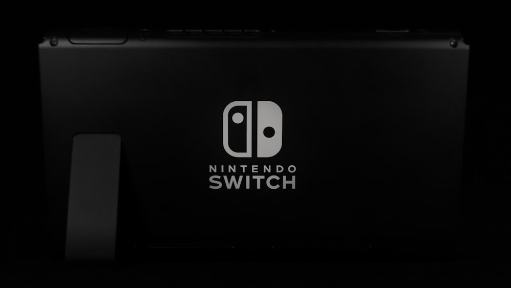 Ein Nintendo Switch-Logo auf schwarzem Hintergrund