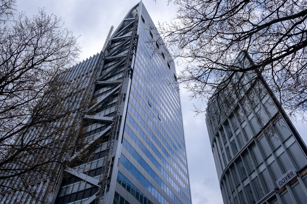 a very tall building sitting between two other buildings