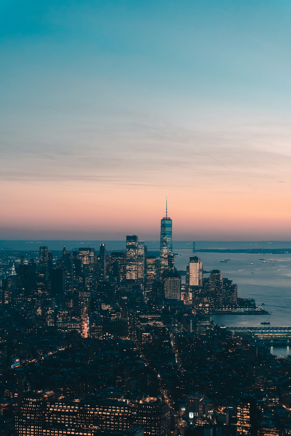 una vista di una città di notte dalla cima di un edificio