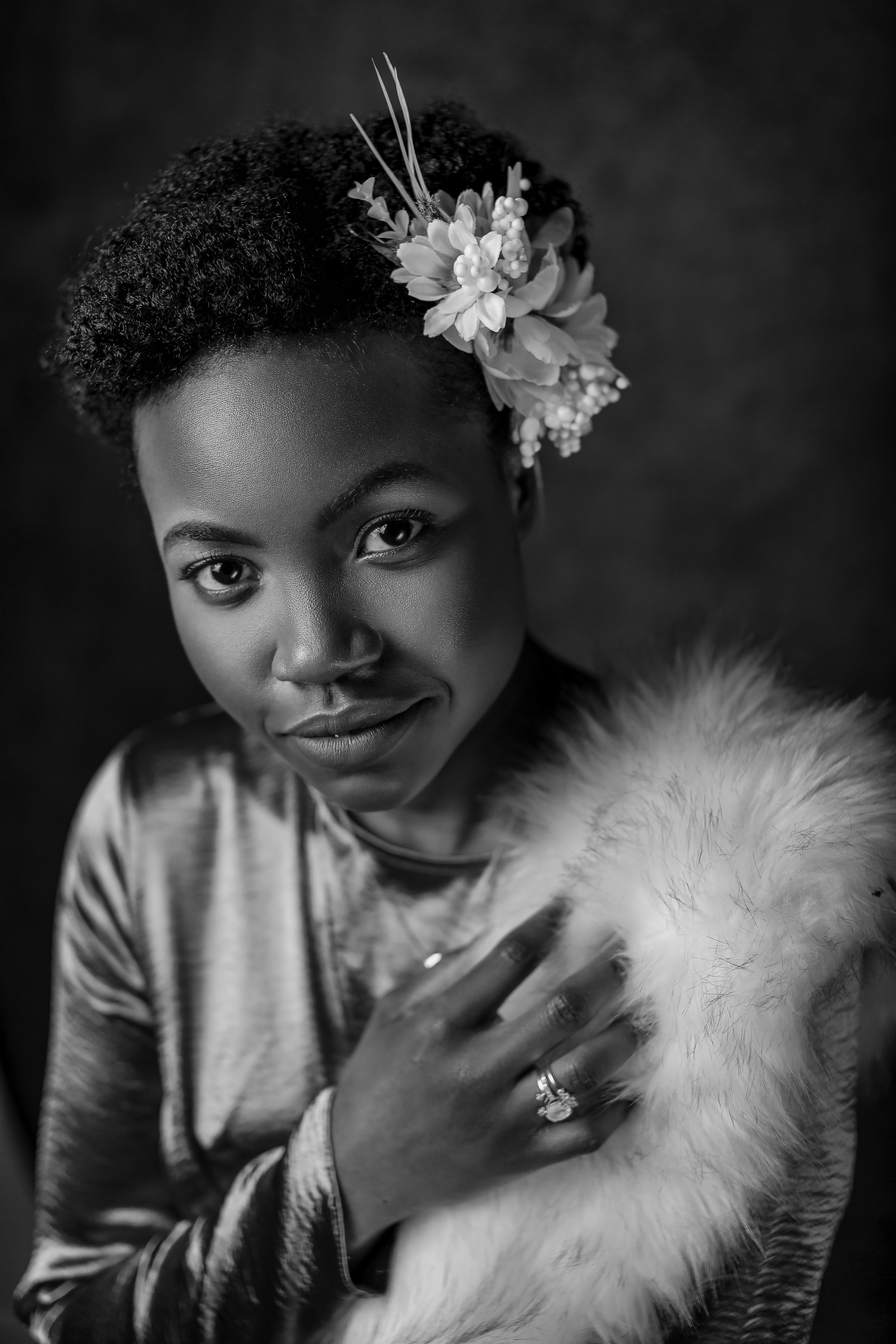 A woman with a flower in her hair photo – Free Ny Image on Unsplash