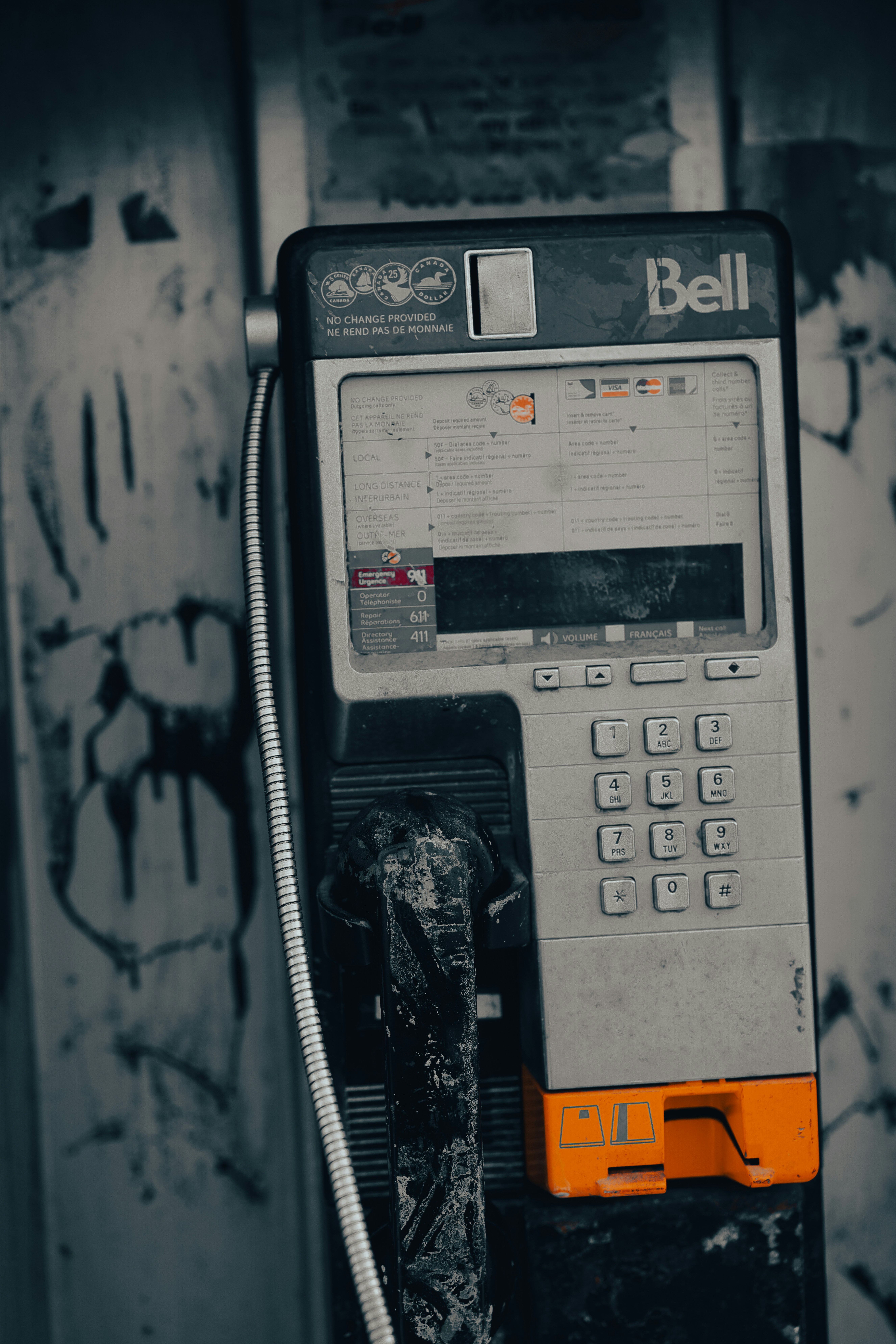telepon umum kuno di depan dinding