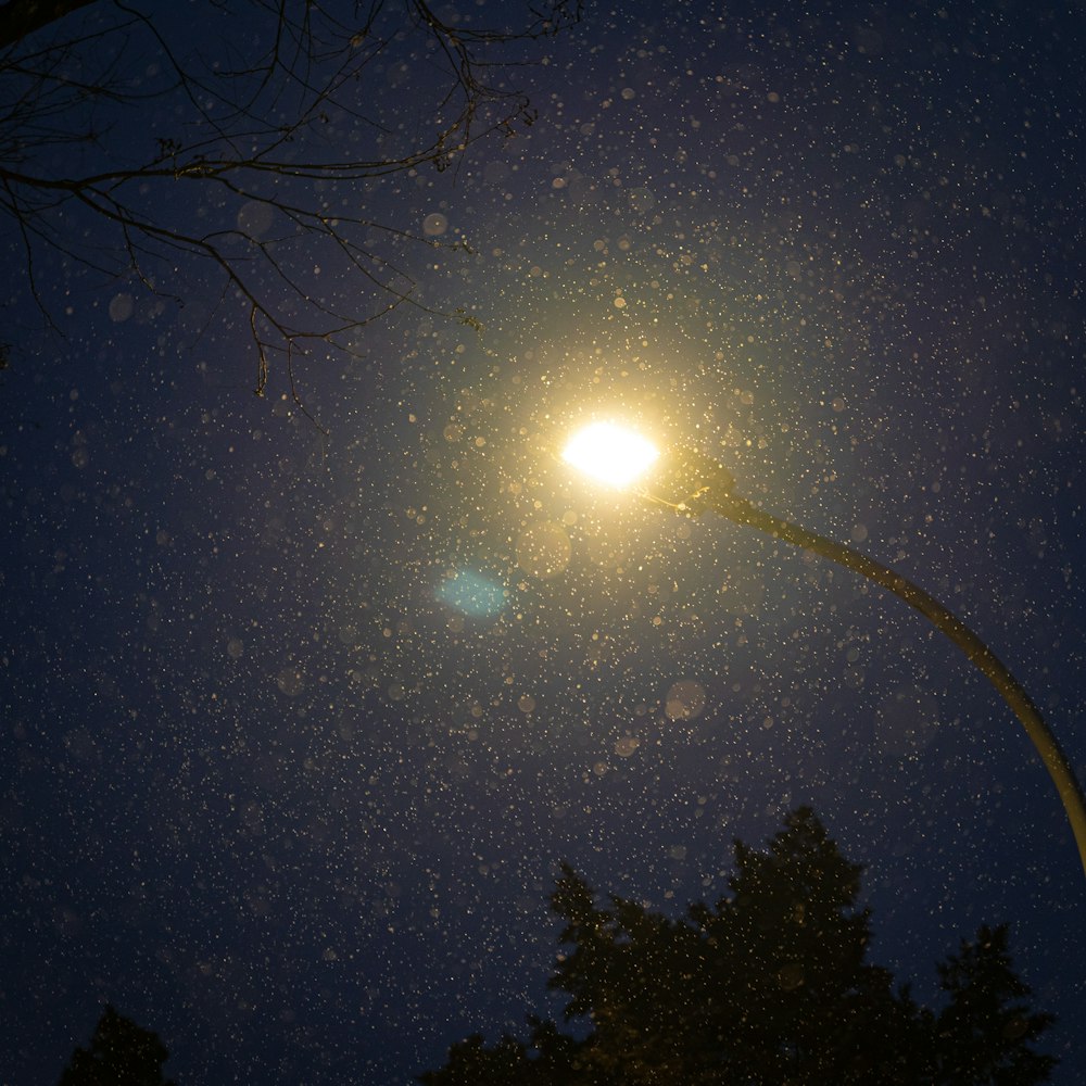 uma vista do céu olhando para cima à noite