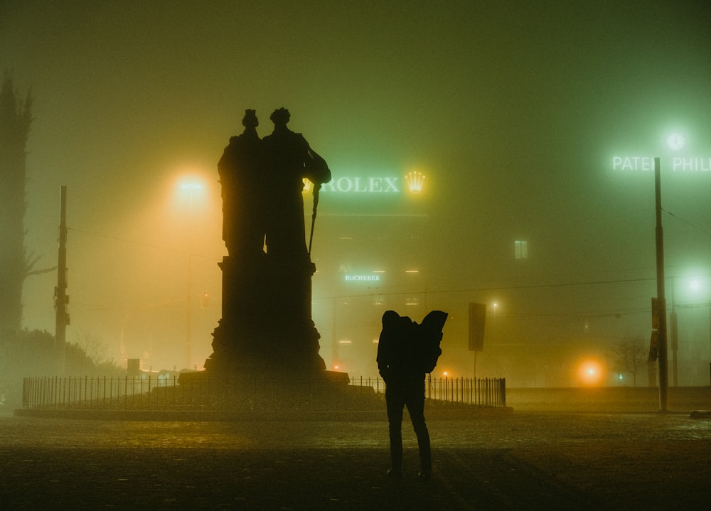 Eine Person, die vor einem Sonnenuntergang steht