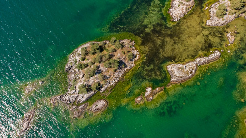 une vue aérienne d’une île dans l’océan