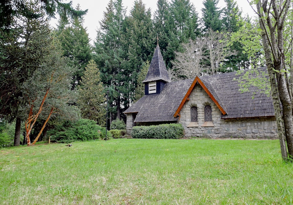 Una pequeña iglesia con un campanario en medio de un campo