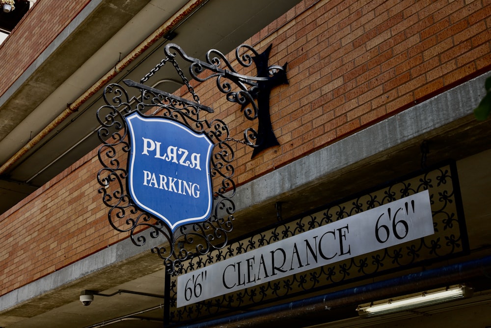 a sign on the side of a building that says plaza parking