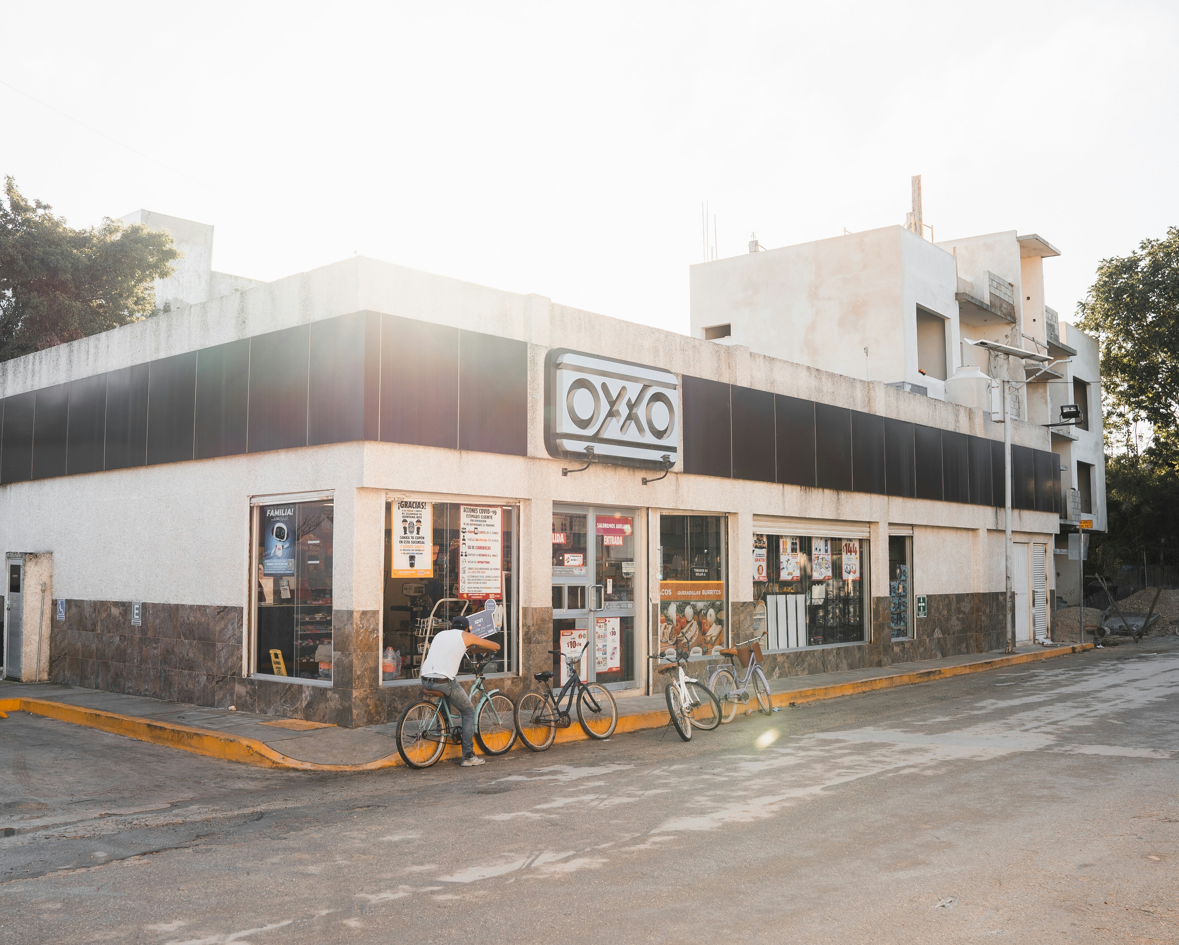 Cover image for Estrategia de localización óptima para red de almacenes de moda rápida en México