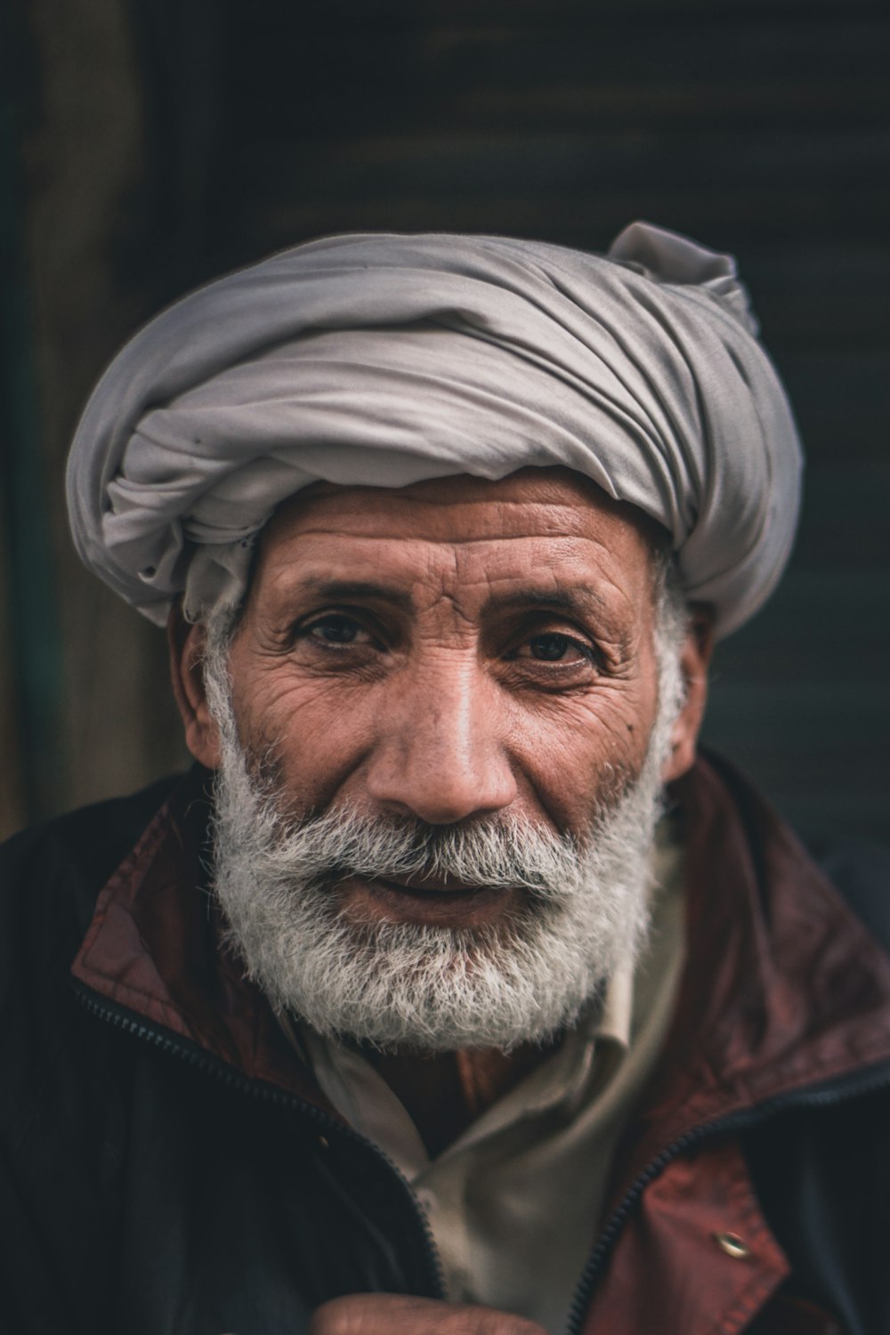 Ein alter Mann mit einem Turban auf dem Kopf