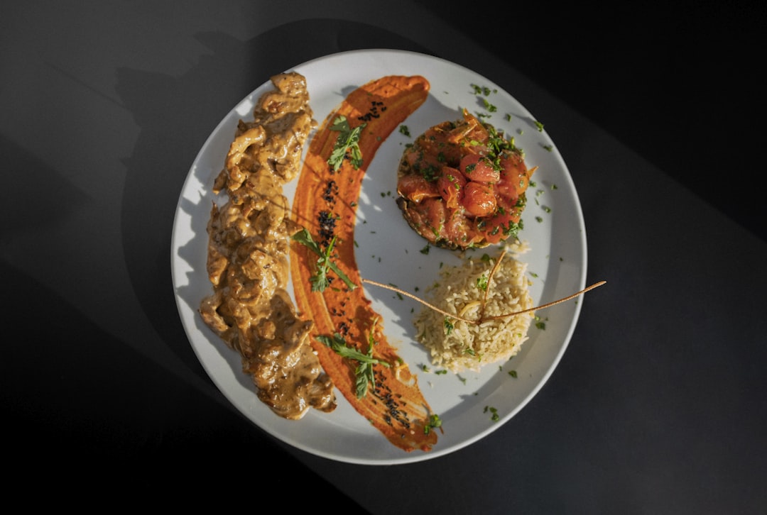 a white plate topped with meat and veggies, Instagram @hamza01nsr - Healthy food</p></figure><p>