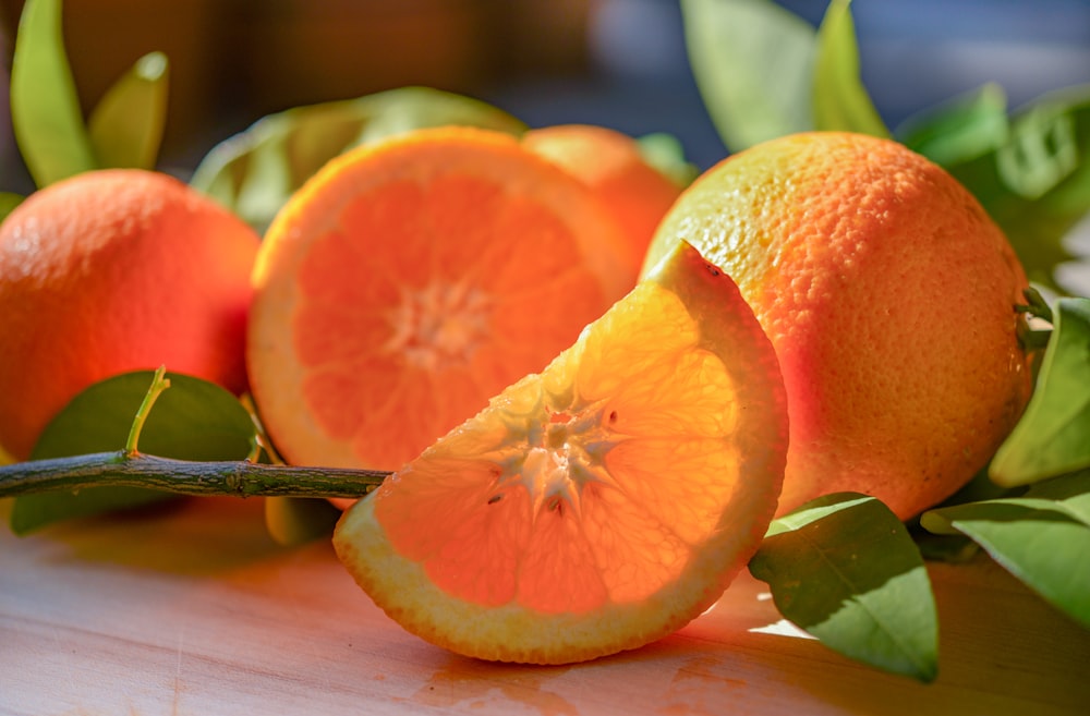 un groupe d’oranges assis sur une table