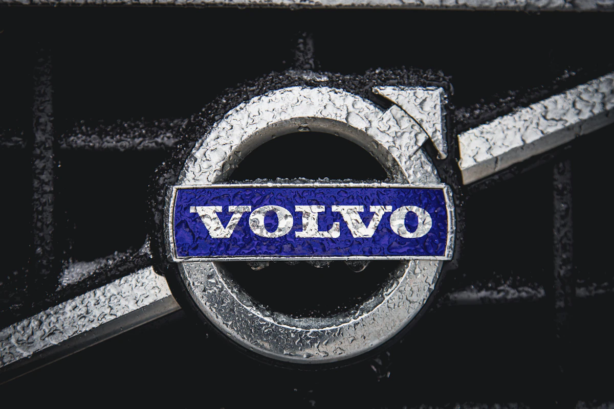 Logo Volvo na przedniej atrapie