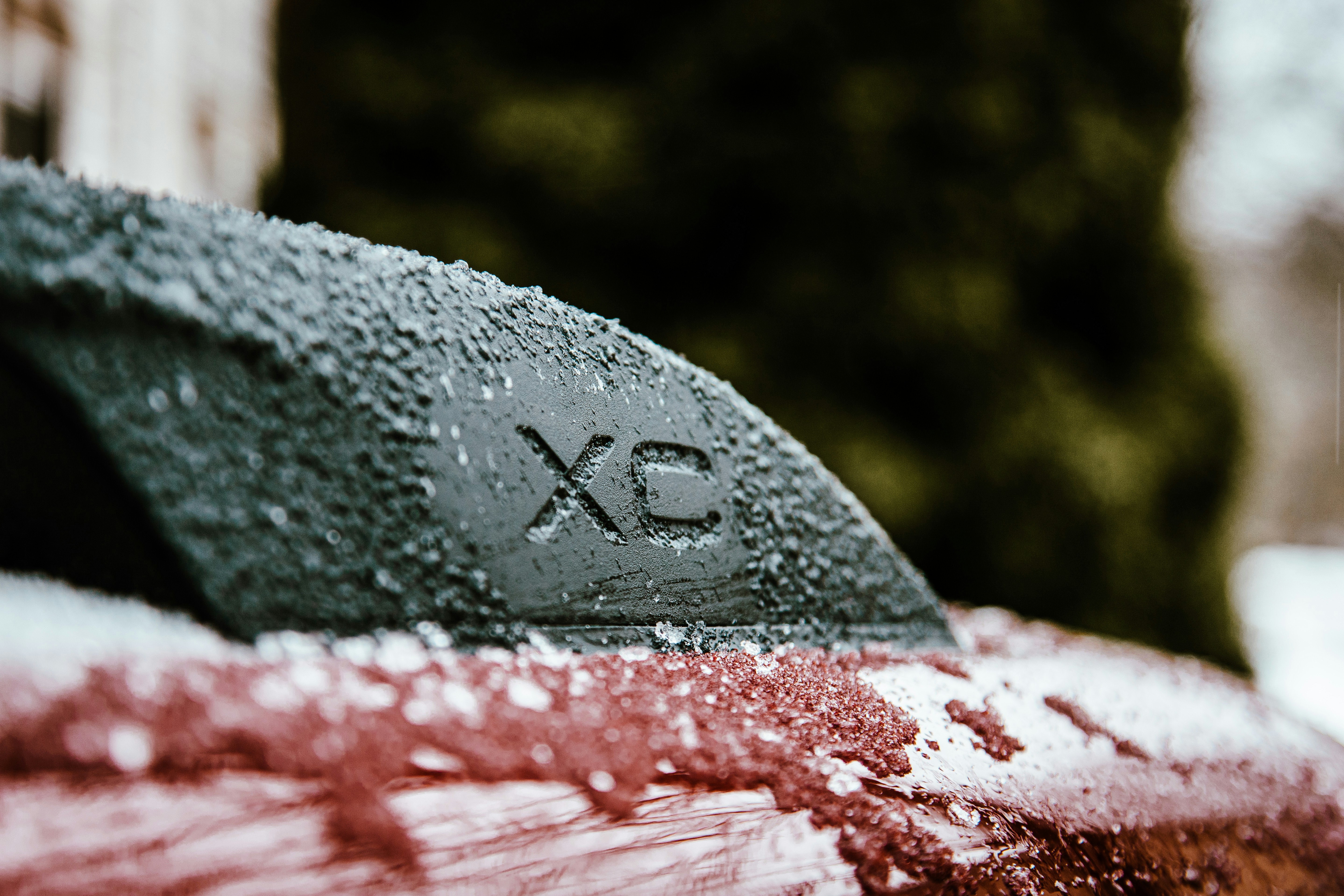 eine Nahaufnahme eines Autos mit Schnee darauf