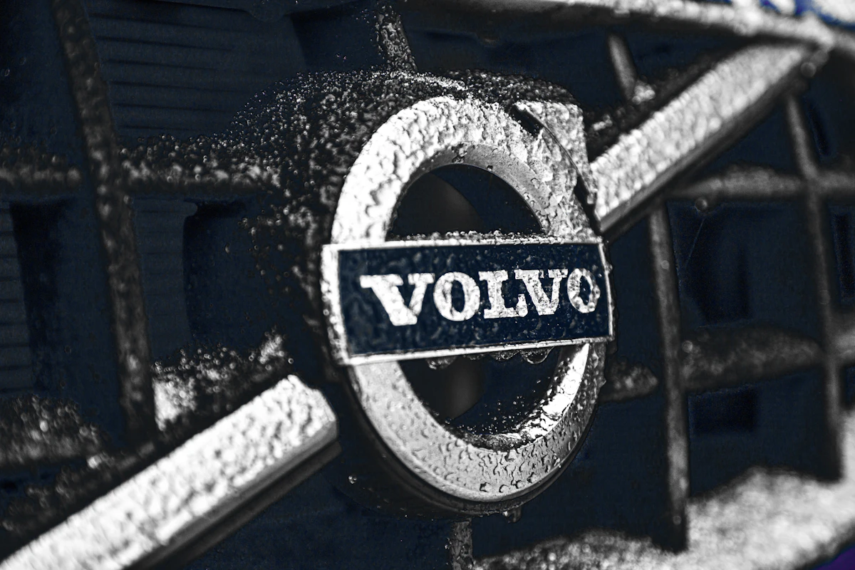 Logo Volvo na zaśnieżonej karoserii