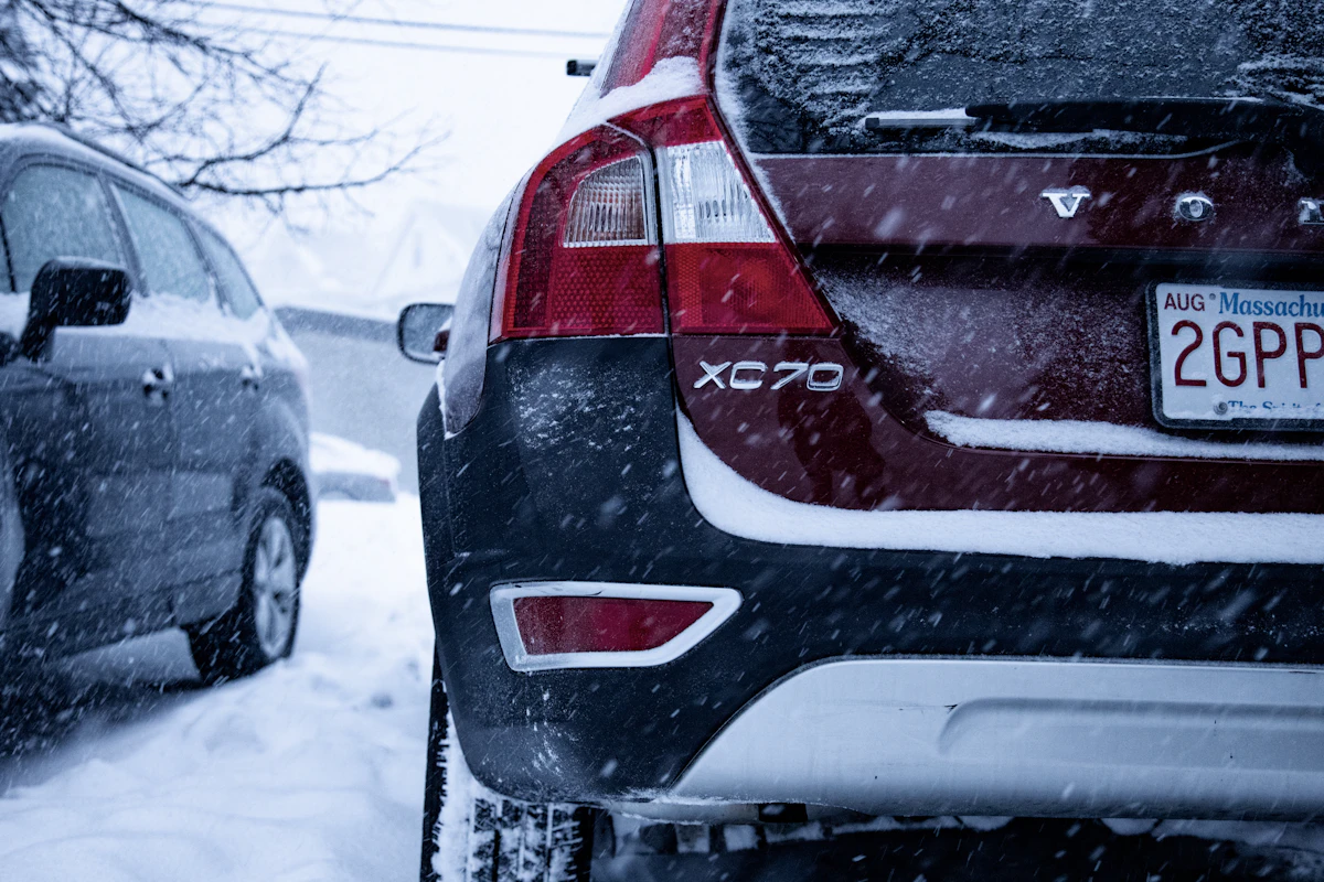 Samochody zaparkowane na zaśnieżonym parkingu