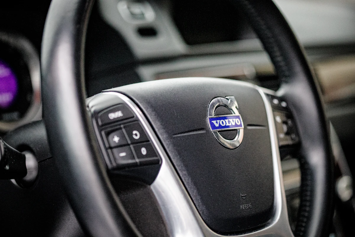 Kierownica Volvo z logo marki w kabinie samochodu