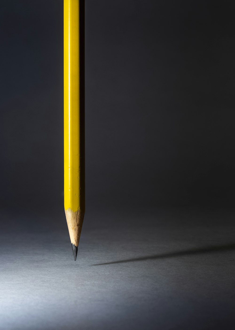 검은 색 배경의 노란색 연필