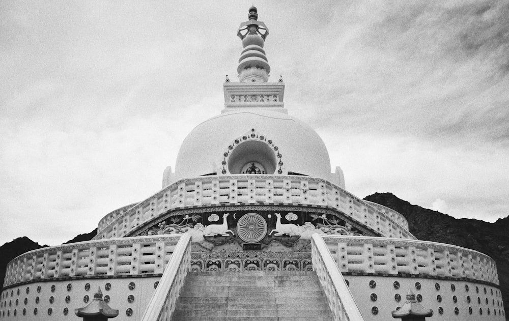 Une photo en noir et blanc d’un grand bâtiment