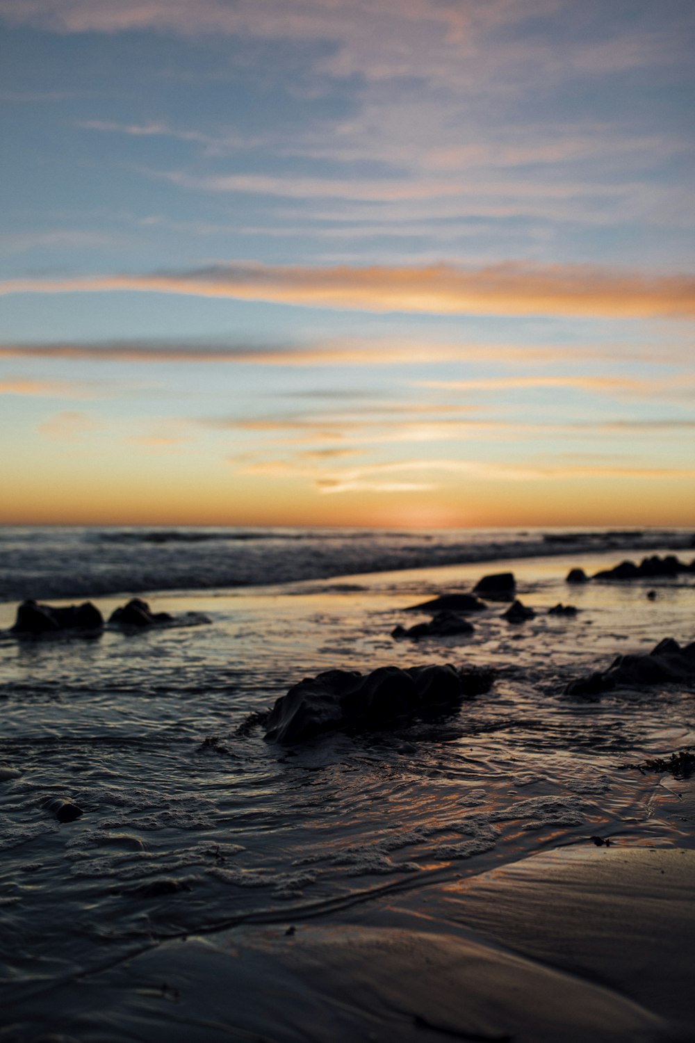 Le soleil se couche sur l’eau à la plage