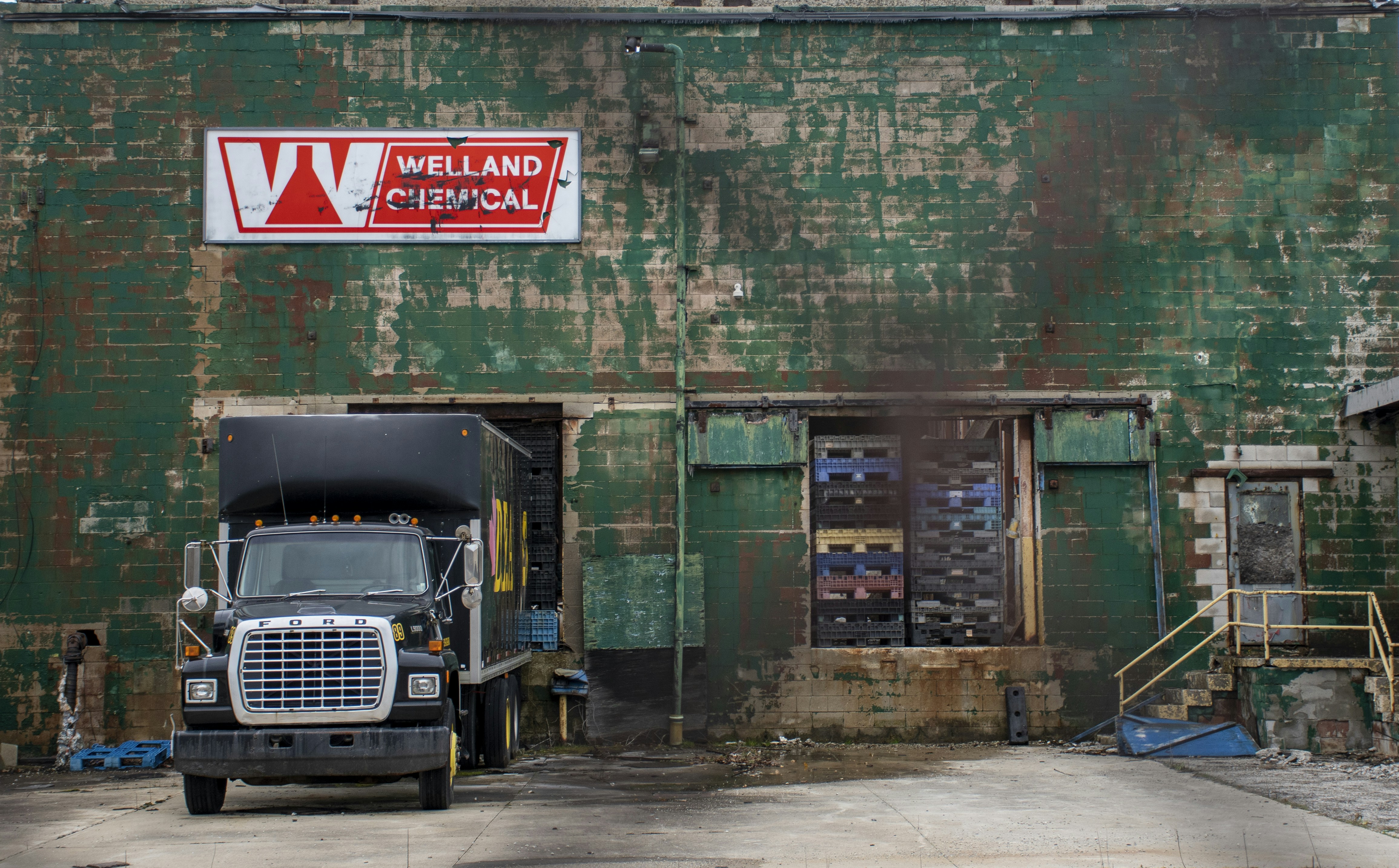 9 Truck Engine Oil Storage Tips for Workshops