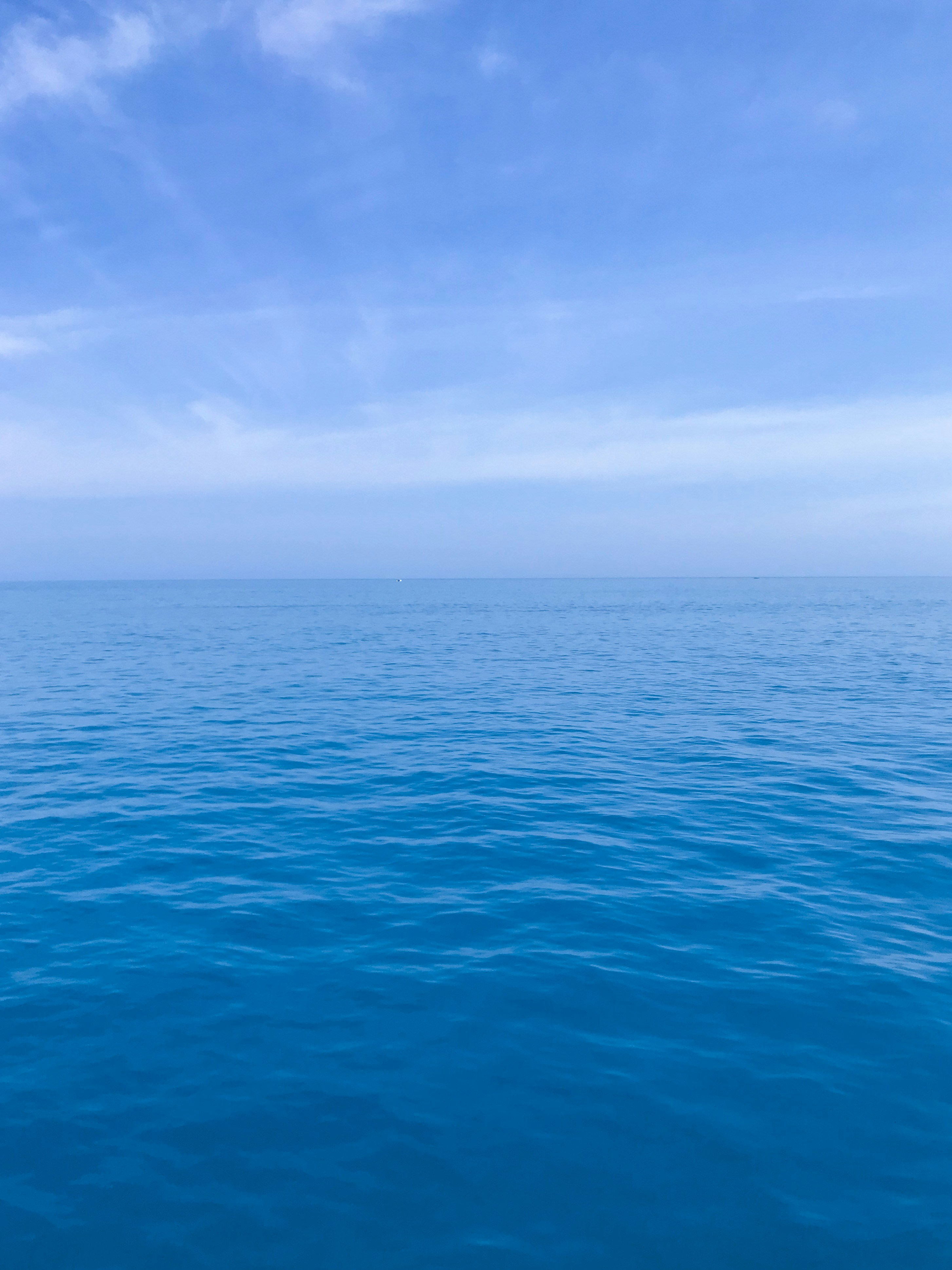 calm blue sky, ilustrasi artikel Wedding Week Warrior: Essential Self-Care for a Blissful Big Day 5