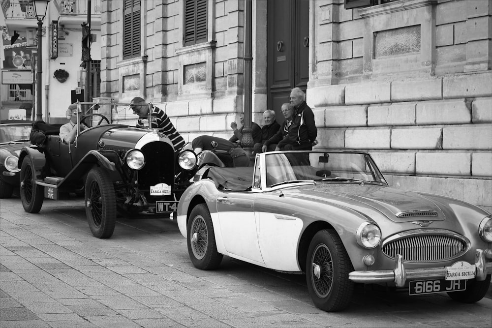 Una foto antigua de un coche siendo remolcado por un camión