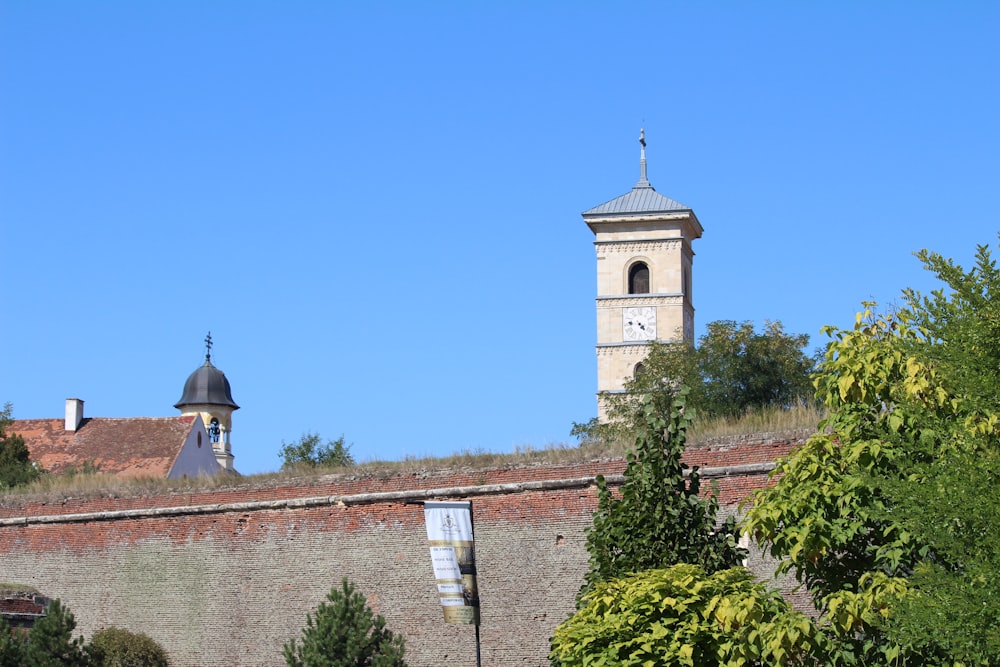 Ein Glockenturm auf einem Backsteingebäude