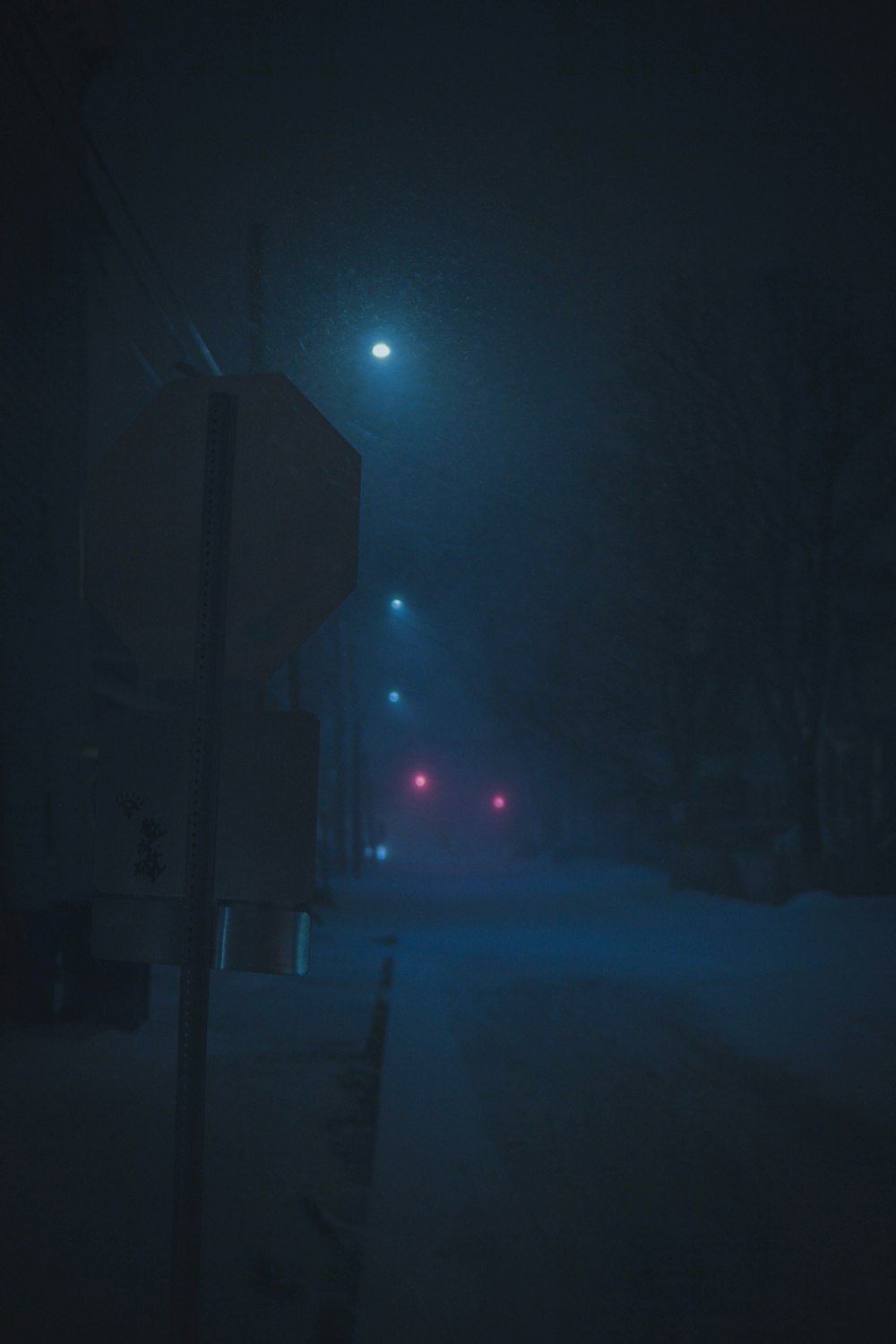 ein Stoppschild am Rande einer schneebedeckten Straße