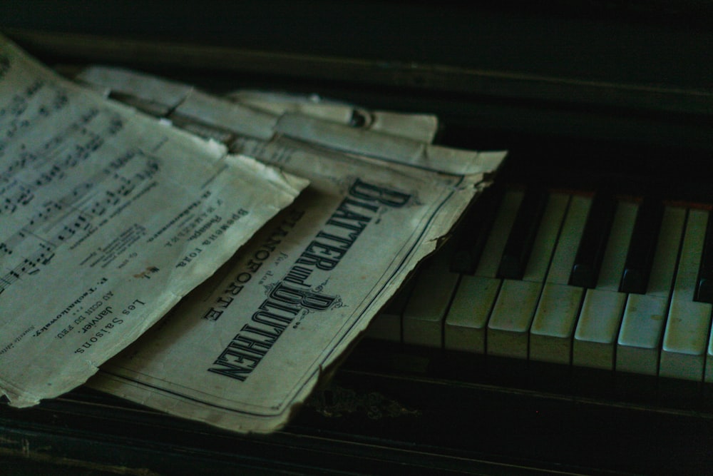 a bunch of newspapers sitting on top of a piano