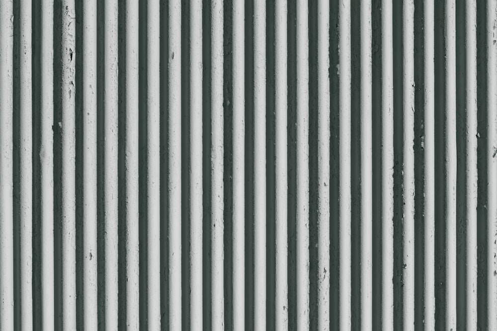 ein Schwarz-Weiß-Foto einer Metallwand