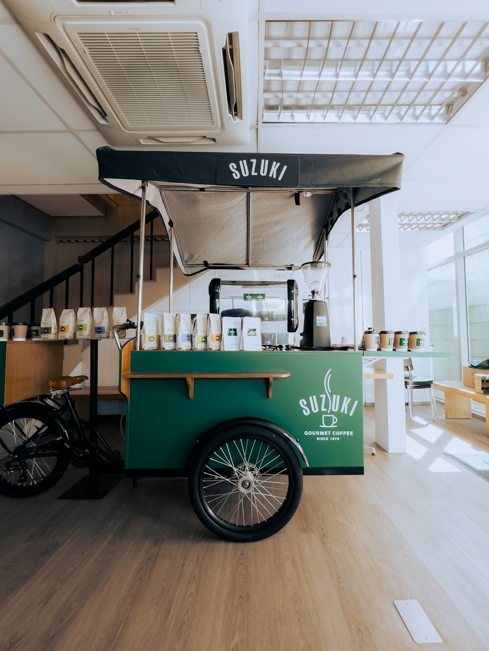 um carrinho de comida em um restaurante com uma bicicleta estacionada ao lado dele