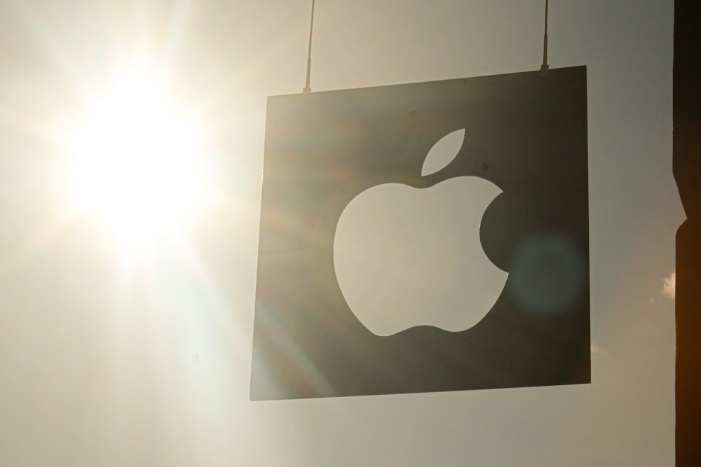 Un'immagine di un logo Apple appeso a una parete