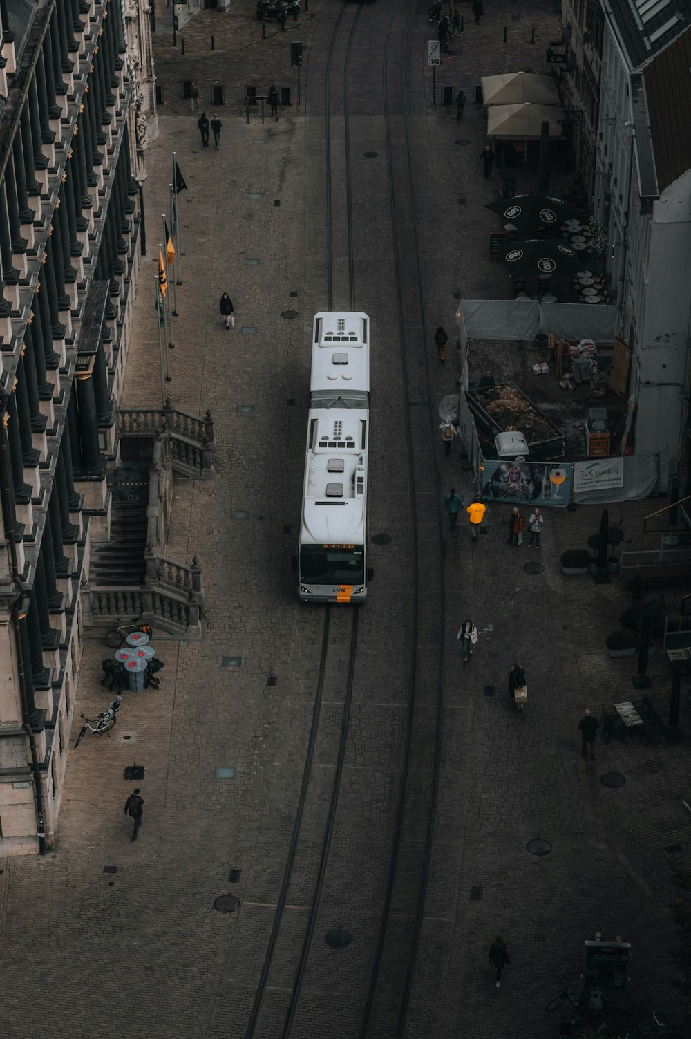 un autobus è parcheggiato sul lato della strada