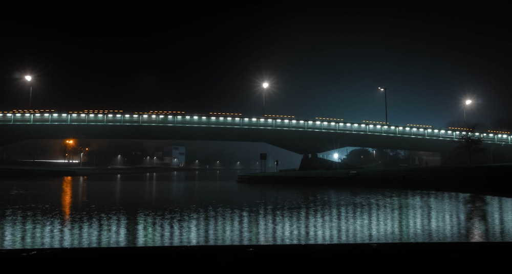 Eine Brücke über ein Gewässer bei Nacht