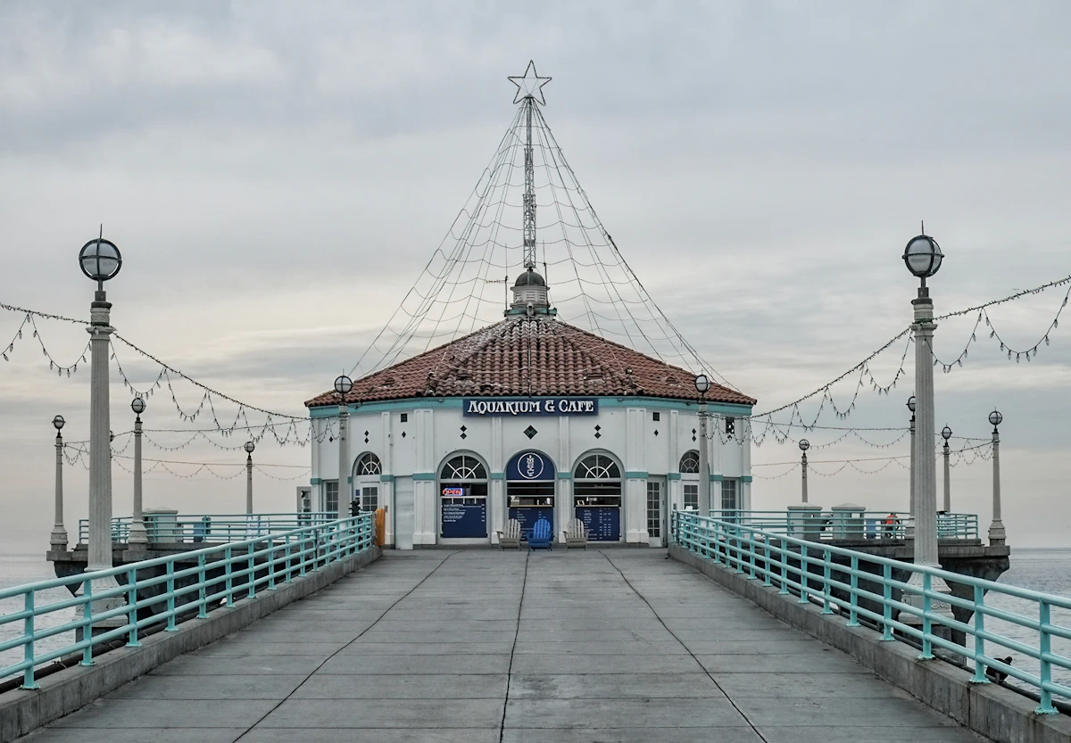 Manhattan Beach Pier with the roundhouse at the end