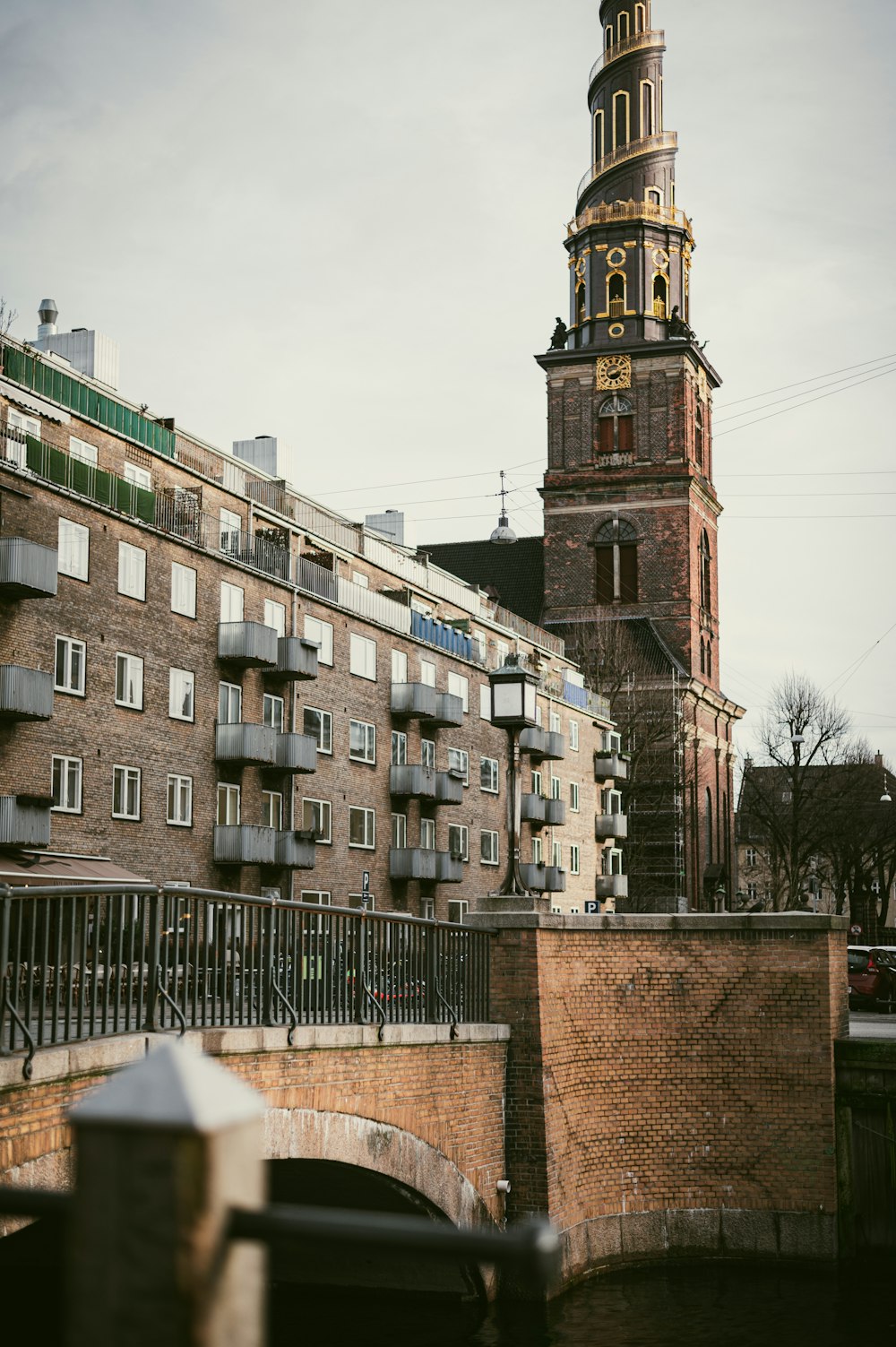 Un'alta torre dell'orologio che domina una città