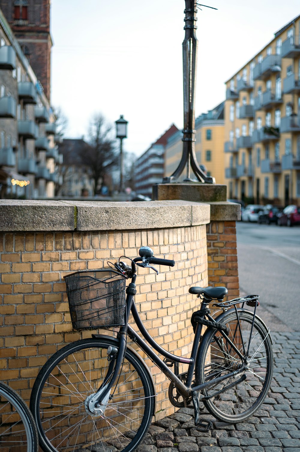 벽돌 벽 옆에 주차된 자전거