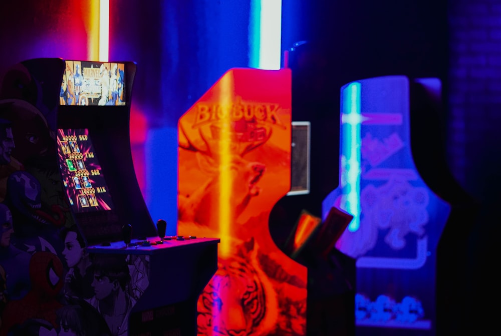 Una macchina per videogiochi con luci al neon sullo sfondo