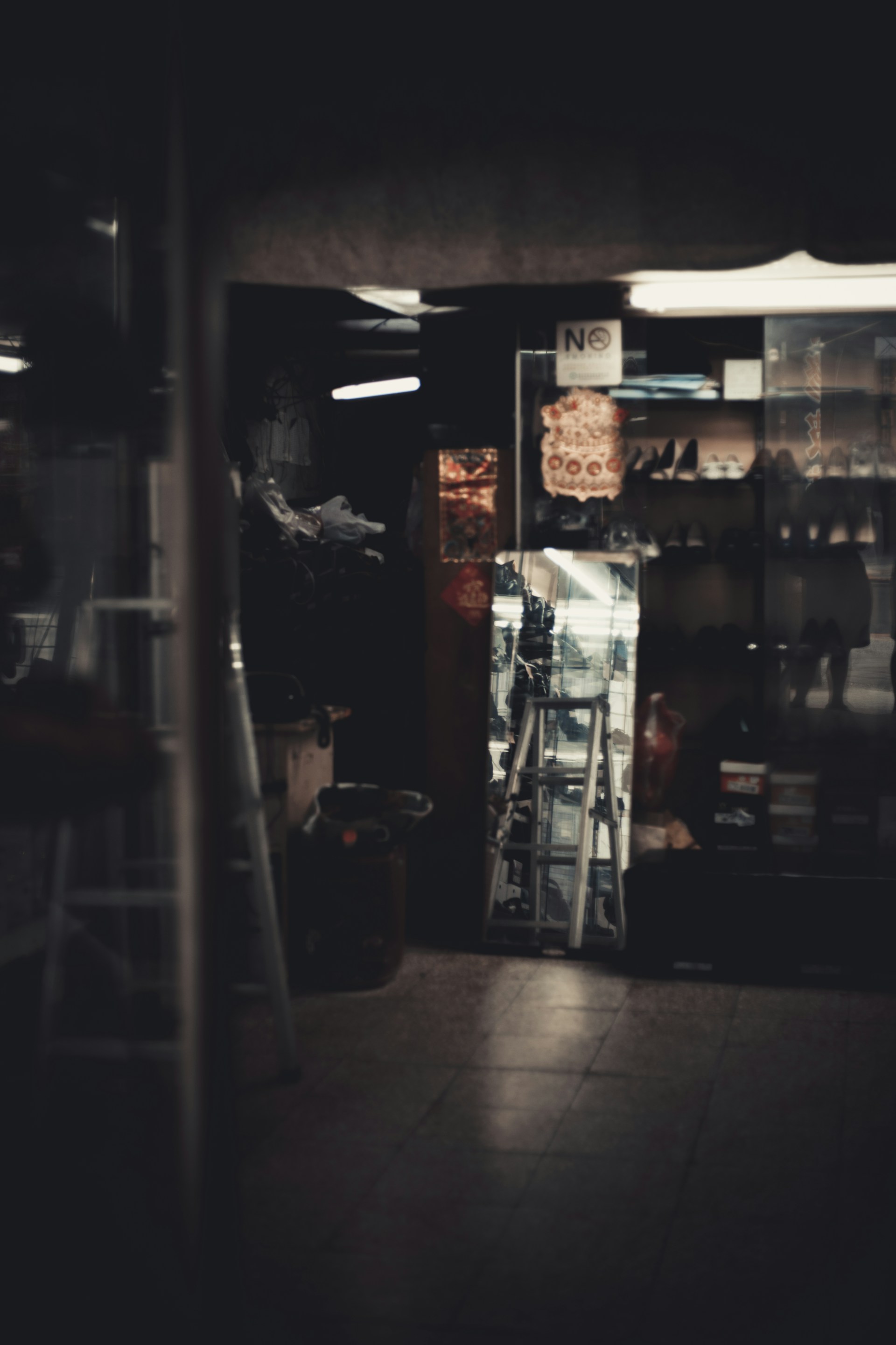 gray computer monitor