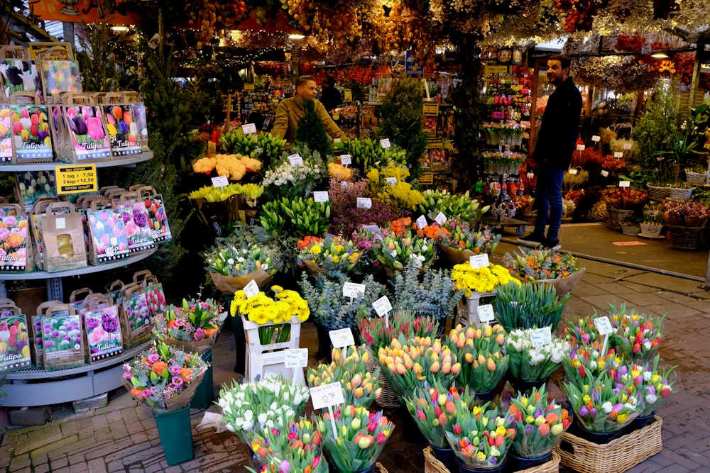 uma floricultura cheia de muitos tipos diferentes de flores