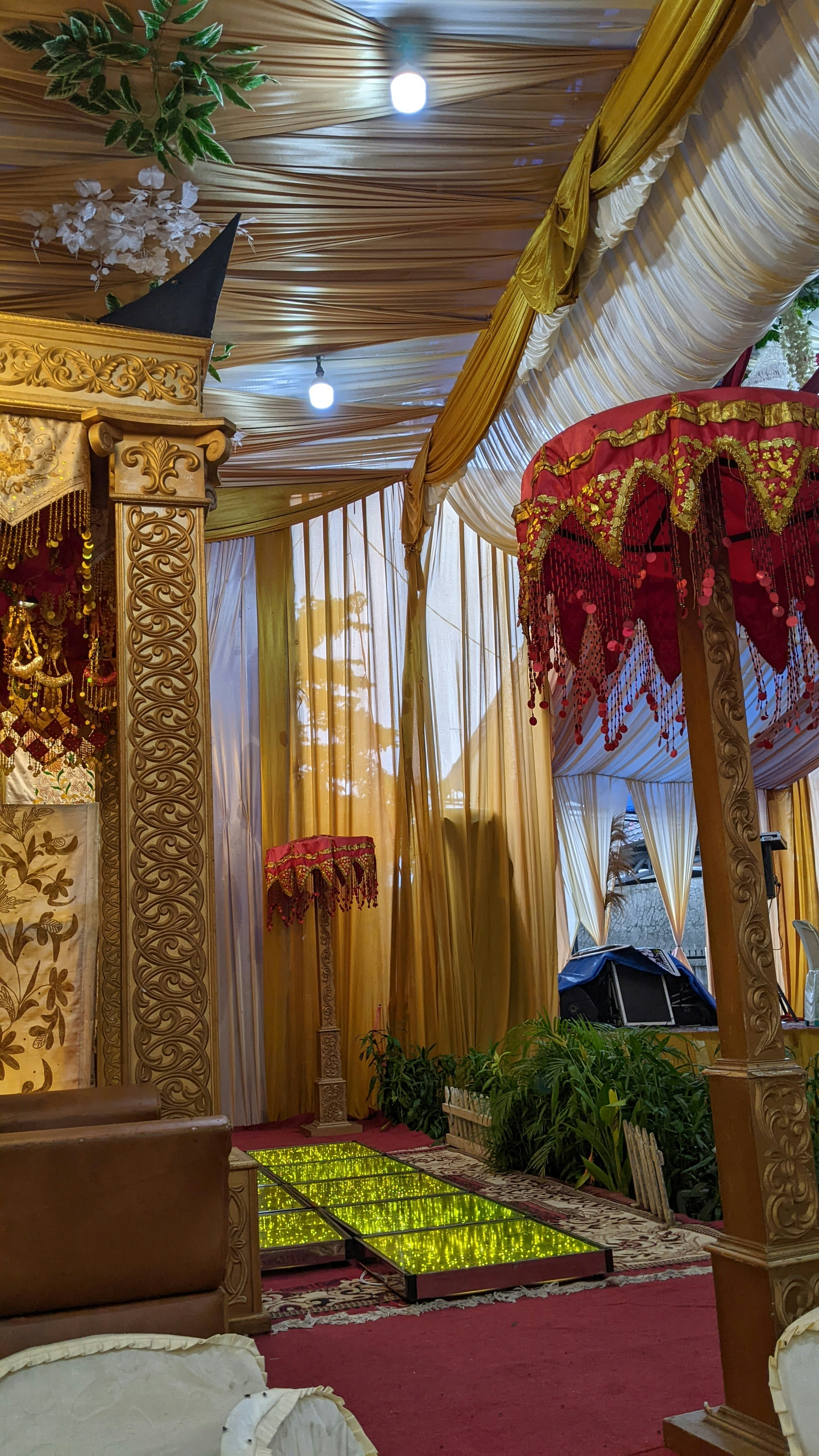 Décoration de mariage avec fleurs colorées et tissu blanc et doré drapé
