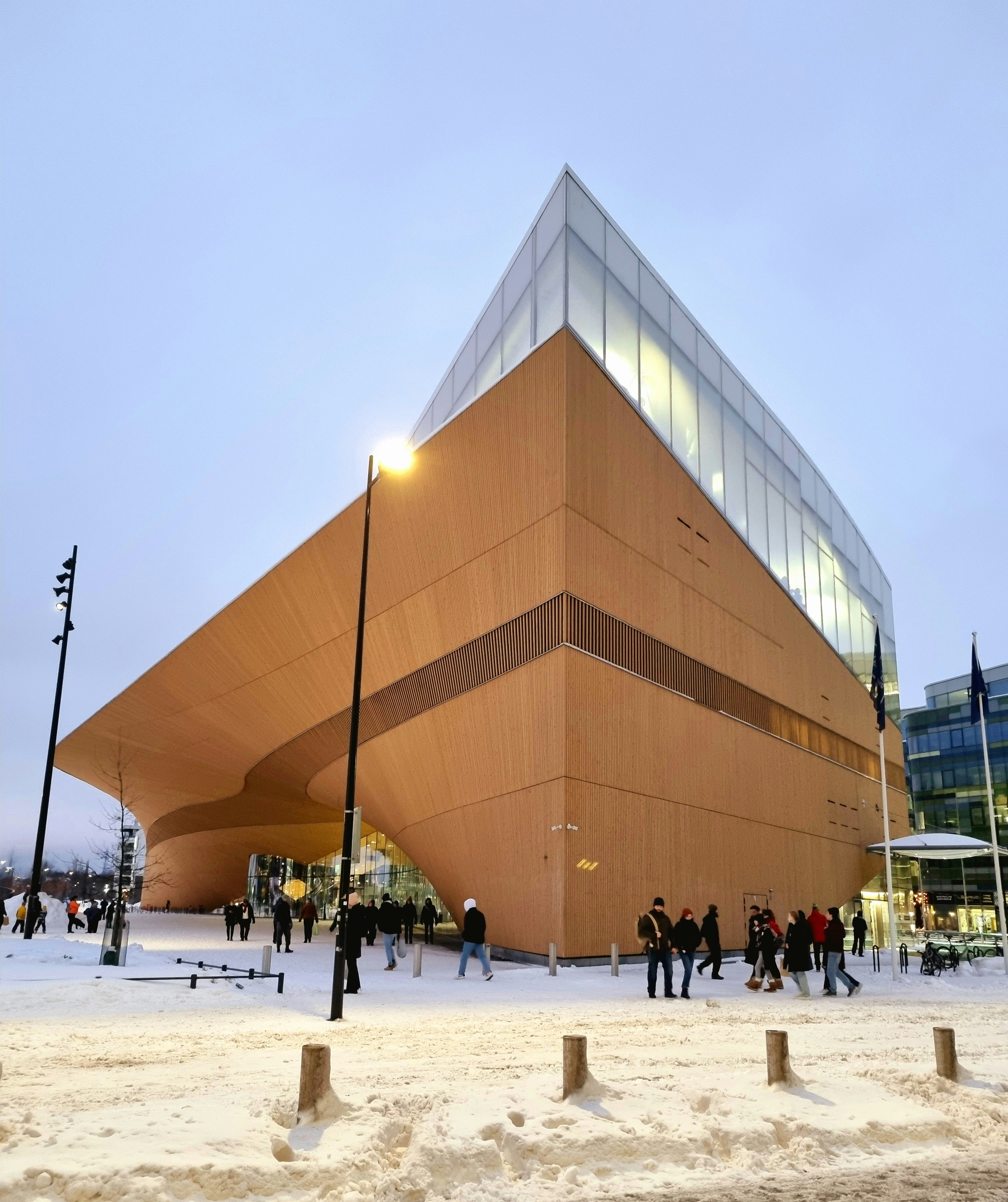 Ein großes Gebäude mit Menschen, die im Schnee herumlaufen
