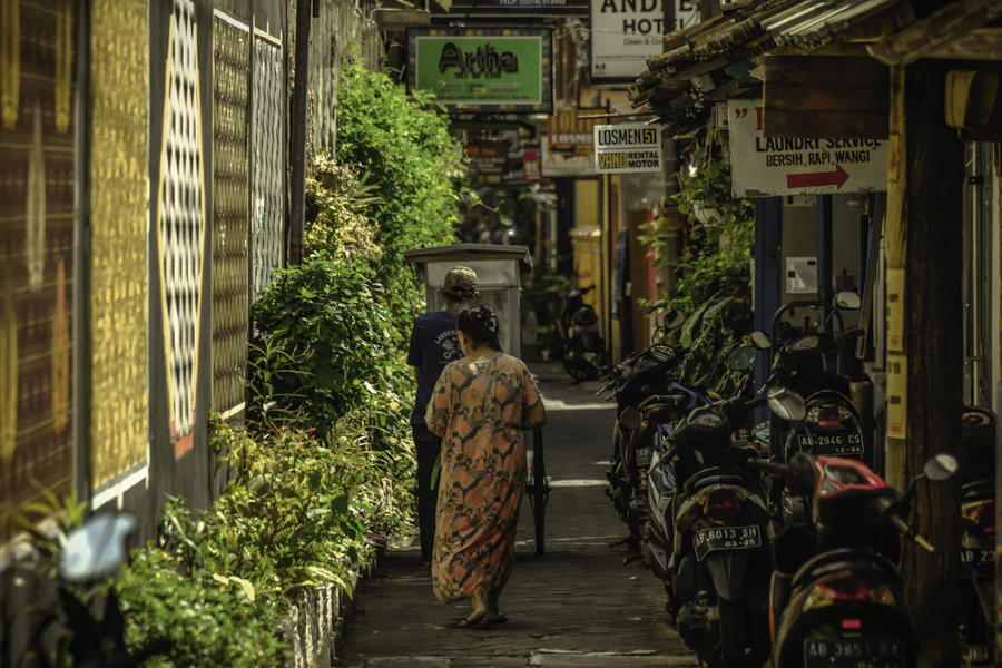 Gang kampung Yogyakarta dengan deretan usaha kecil warga