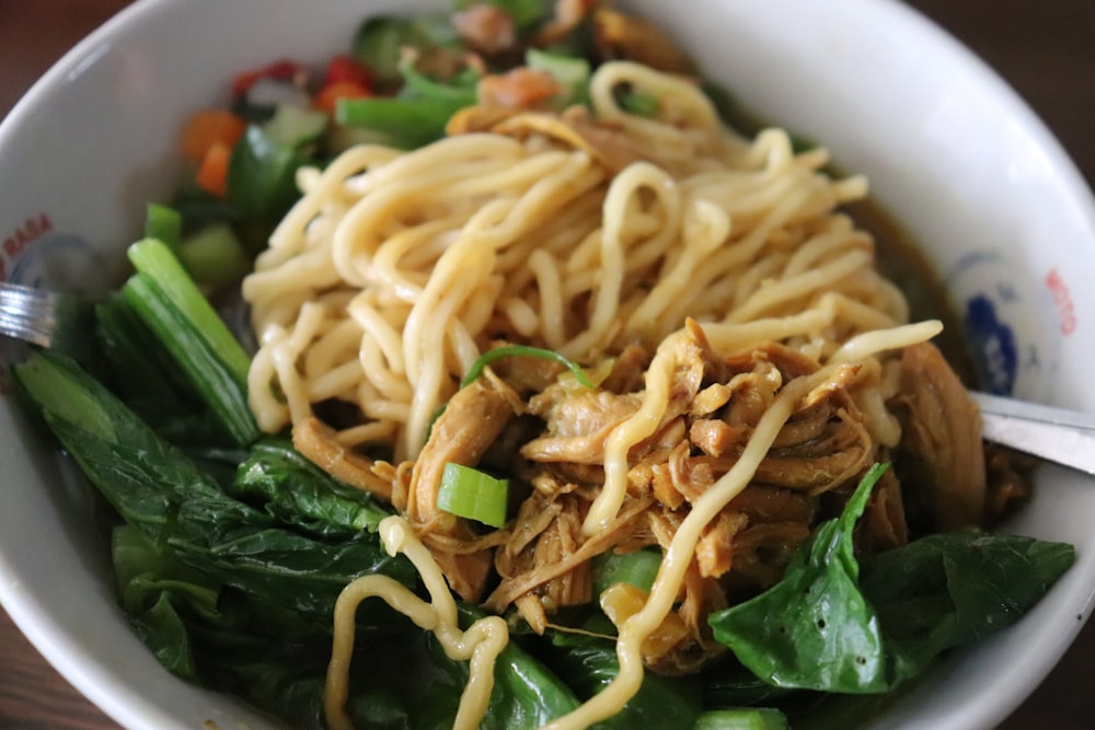 麺と野菜が入った白いボウル