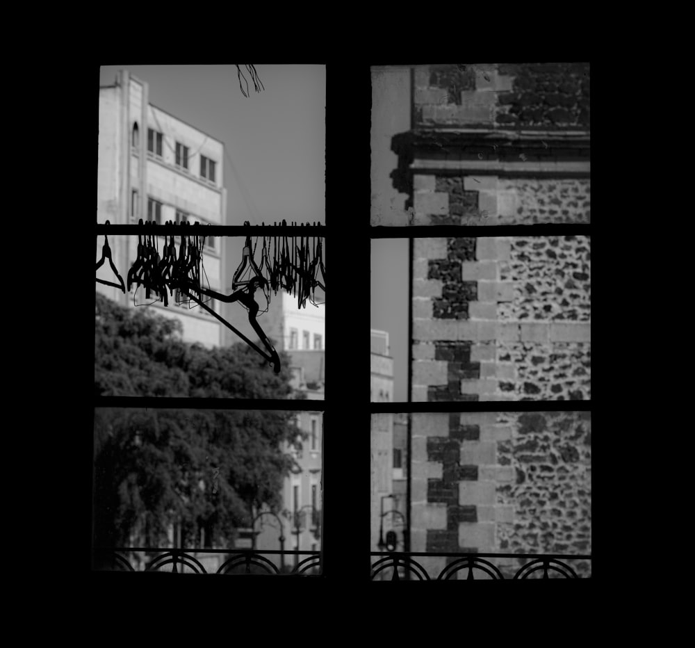 窓越しの建物の白黒写真